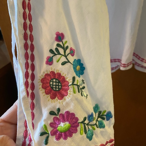 Willi Smith White and Pink Embroidered Bell Sleeve Blouse - Picture 9 of 9